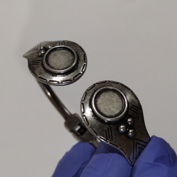 Elegant Silver tone Design Chunky Cuff Bracelet - Women's Fashion Jewelry - Picture 5 of 7